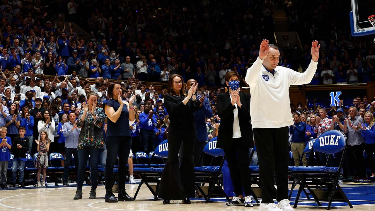 El entrenador de los Duke Blue Devils Mike Krzyzewski fue homenajeado al culminar su último partido en casa contra el North Carolina Tar Heels en el Cameron Indoor Stadium.
