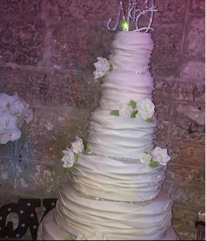 Los esposos ofrecieron un menú de comida venezolana y un pastel de cinco pisos.
<br>