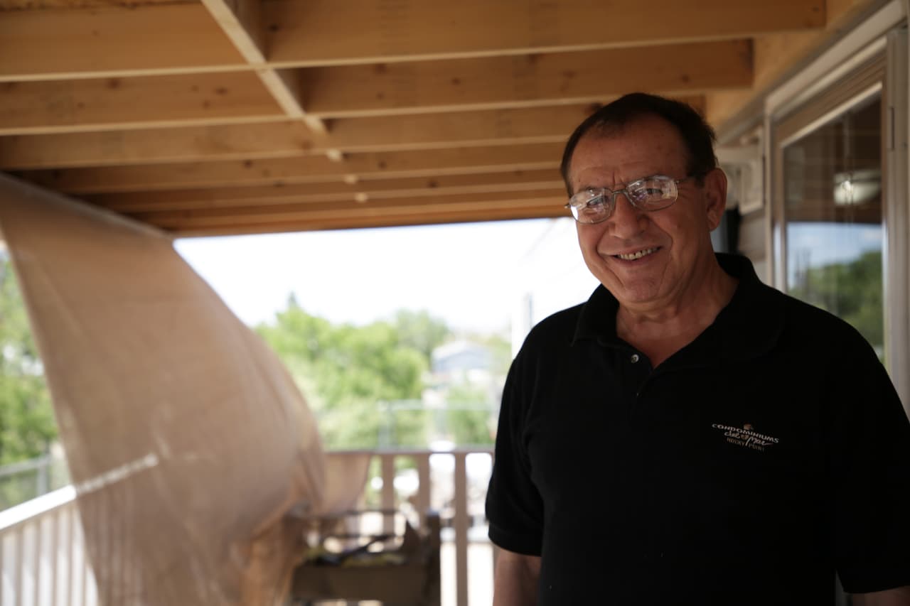 Vealquín Gómez, La Mesa, Nuevo México. “Es una pendejada”, un “derroche” de dinero. Así define Vealquín Gómez el muro que se está ampliando muy cerca de su casa. Para él, cualquiera que quiera saltarlo tan “solo necesita una escalera más alta” de los 18 pies que mide la valla fronteriza que conoce bien. Este hombre es un defensor de los inmigrantes mexicanos y asegura que sin ellos “no tendríamos agricultura" porque no habría mano de obra.