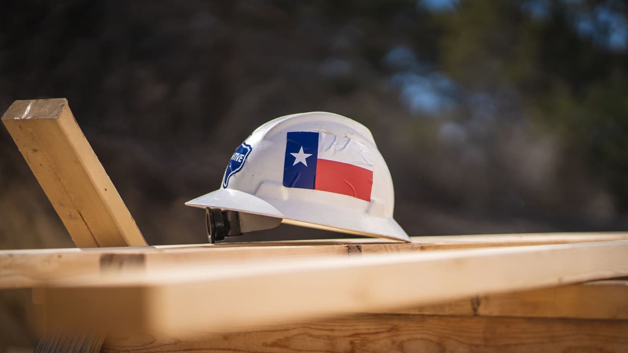 <h3 class="cms-H3-H3">El orgullo texano no es cliché, es política cultural</h3>
<br>
<br>👉🏻 El lema 
<i>“Don’t Mess with Texas” </i>nació como campaña contra la basura, pero se convirtió en un grito de identidad. Aquí ondean banderas del estado en escuelas, casas, gasolineras y hasta camiones. 
<b>El Día de Texas (Texas Independence Day) se celebra cada 2 de marzo.</b>
<br>
<br>
<b>🔍 Consejo:</b> Si bien no es obligatorio compartir ese orgullo, mostrar respeto por la historia y cultura texana ayuda a integrarse social y laboralmente.