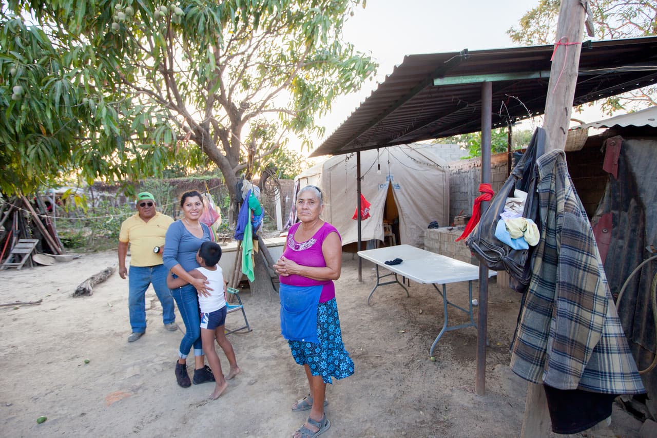 La casa de la familia Martínez Vicente ya fue "foliada"; es decir, fue incluida en el primer y único censo de daños que han realizado las autoridades desde el 7 de septiembre de 2017. Una vez hecho esto, el gobierno les entregó dos tarjetas de débito, que suman unos 120,000 pesos (6,000 dólares), para que financiaran la reconstrucción. Pero explica don Leobardo que no han podido gastar ni un peso de ese dinero porque hay escasez de materiales de construcción.