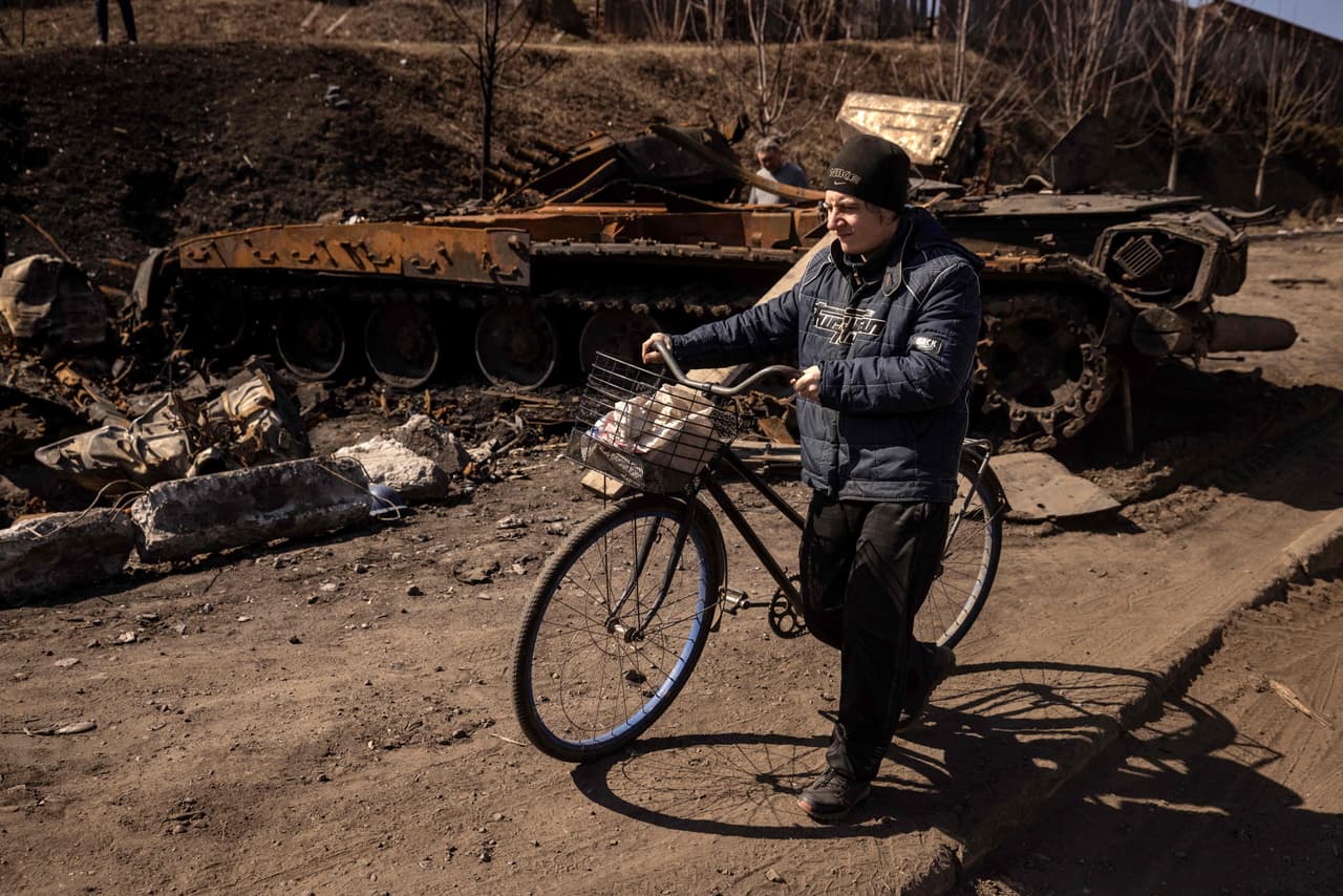 La ciudad además está llena de municiones sin detonar y trincheras que bordeaban la plazacentral, una señal de que las fuerzas rusas intentaban defender su posición. AP
<b> señala que hay un búnker debajo de la estación de trenes cuyas habitaciones estaban llenas de uniformes y botas del ejército.</b>
<br>
<br>
<br>