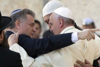 El Papa Francisco dialoga con el rabino Skorka y el líder de la comunidad islámica de Argentina, Omar Abboud en Jerusalén.