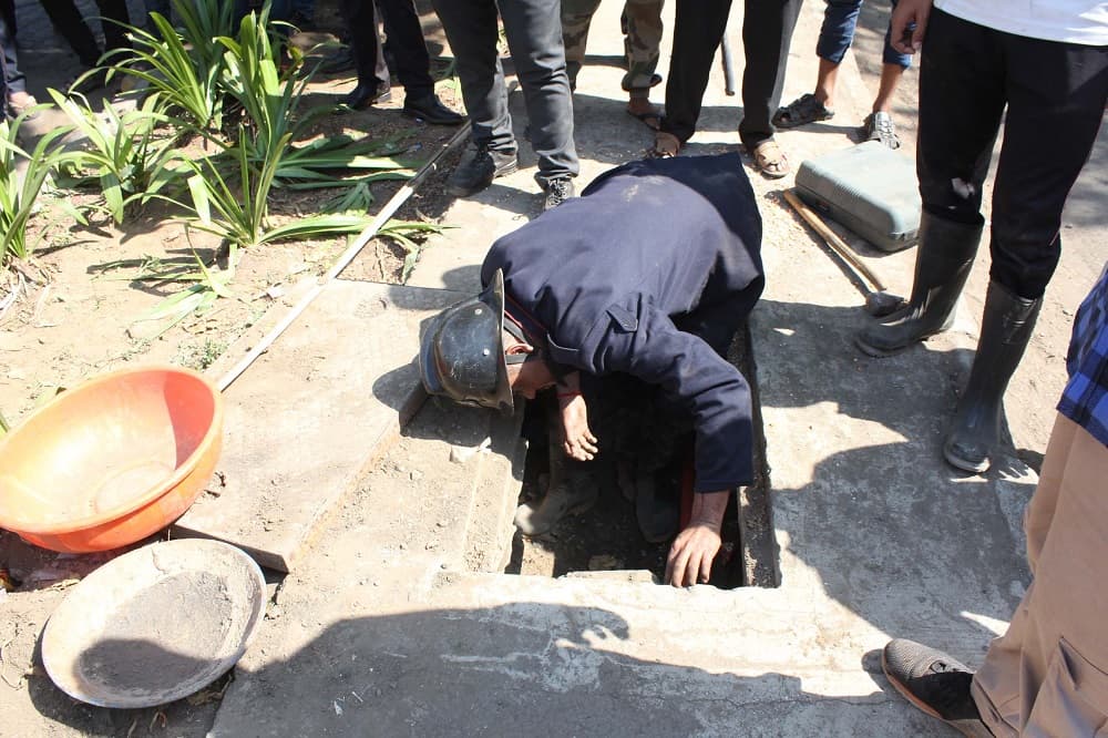 Un hombre enfermo quedó atrapado en una tubería de aguas negras y las autoridades tuvieron que intervenir para poder rescatarlo.