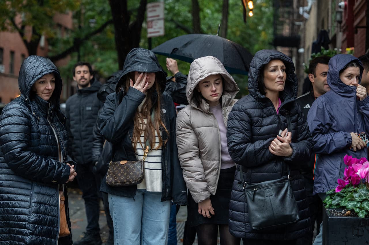 Conmovidos hasta las lárgimas, fanáticos de todas las edades acudieron a dejar mensajes, flores y cartas de despedida en el icónico edificio de seis plantas donde se supone vivían los protagonistas de la serie.
<br>