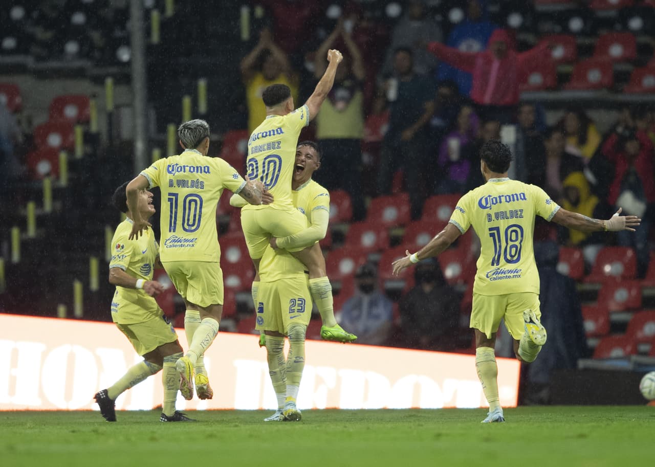 Las Águilas del 'Tano' Ortíz se dieron un festín en la cancha del Estadio Azteca luego de golear 7-0, con siete anotadores diferentes, a un Cruz Azul que está muy cerca del abismo y con un DT que tiene las horas contadas.