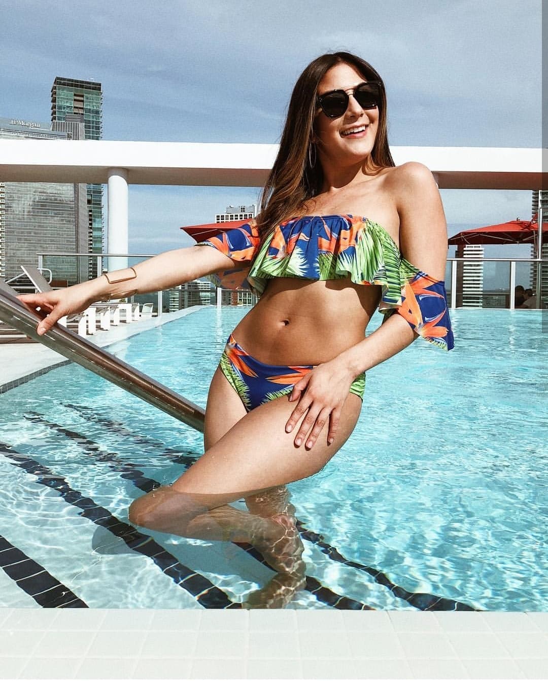 Las más fashionistas tienen en su armario un bikini como el de Jessi Rodríguez, La reportera mostró en sus redes sociales este traje con la parte alta muy llamativa, ya que vemos hombros al aire y volantes. Los estampados con motivos naturales siguen siendo tendencia esta primavera-verano 2019.