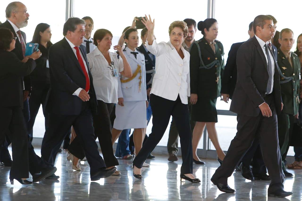 Dilma Rousseff abandona el palacio presidencial de Planalto luego de que el Senado aprobara el inicio del juicio político en su contra.
