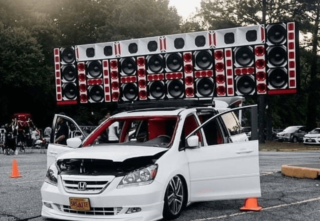 Gastan miles de dólares en colocar en su autos enormes equipos de sonido y comparten su música, sobre todo con ritmos musicales típicos de la República Dominicana por todo NY.