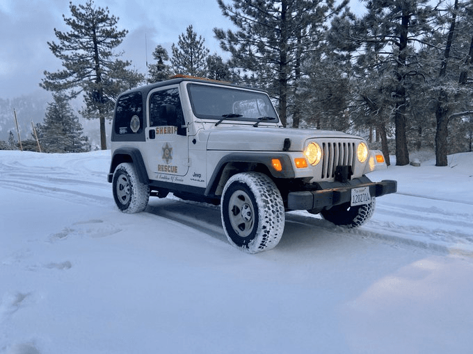 En la madrugada de este miércoles la Patrulla de Caminos de California escoltó el tráfico en la zona de Grapevine para asegurar que los conductores reduzcan la velocidad y eviten accidentes mayores.