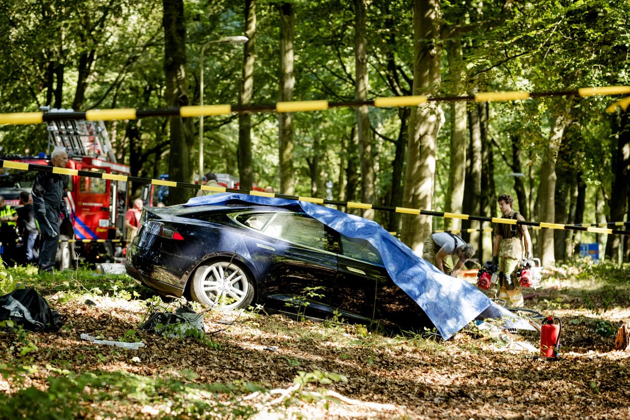 Rescue workers proceed with caution around the spot where a Tesla slammed into a tree in Baarn, on September 7, 2016. Pioneering US electric car firm Tesla said on September 8, it was investigating a fatal crash in The Netherlands when a Model S sedan ploughed at high-speed into a tree. / AFP / ANP / Robin van Lonkhuijsen / Netherlands OUT (Photo credit should read ROBIN VAN LONKHUIJSEN/AFP/Getty Images)