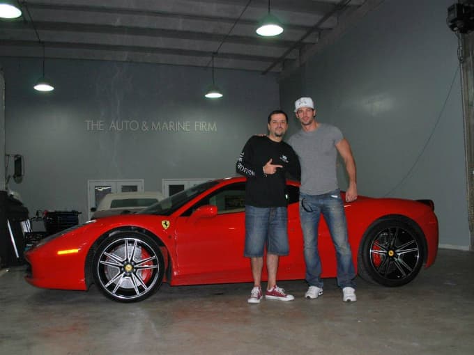 El otro 
<b>Ferrari</b> que tiene William Levy en su garaje es el sucesor del F430: un 
<b>458</b>. El actor cubano posee la versión '458 Italia' que aquí muestra junto a un amigo suyo.