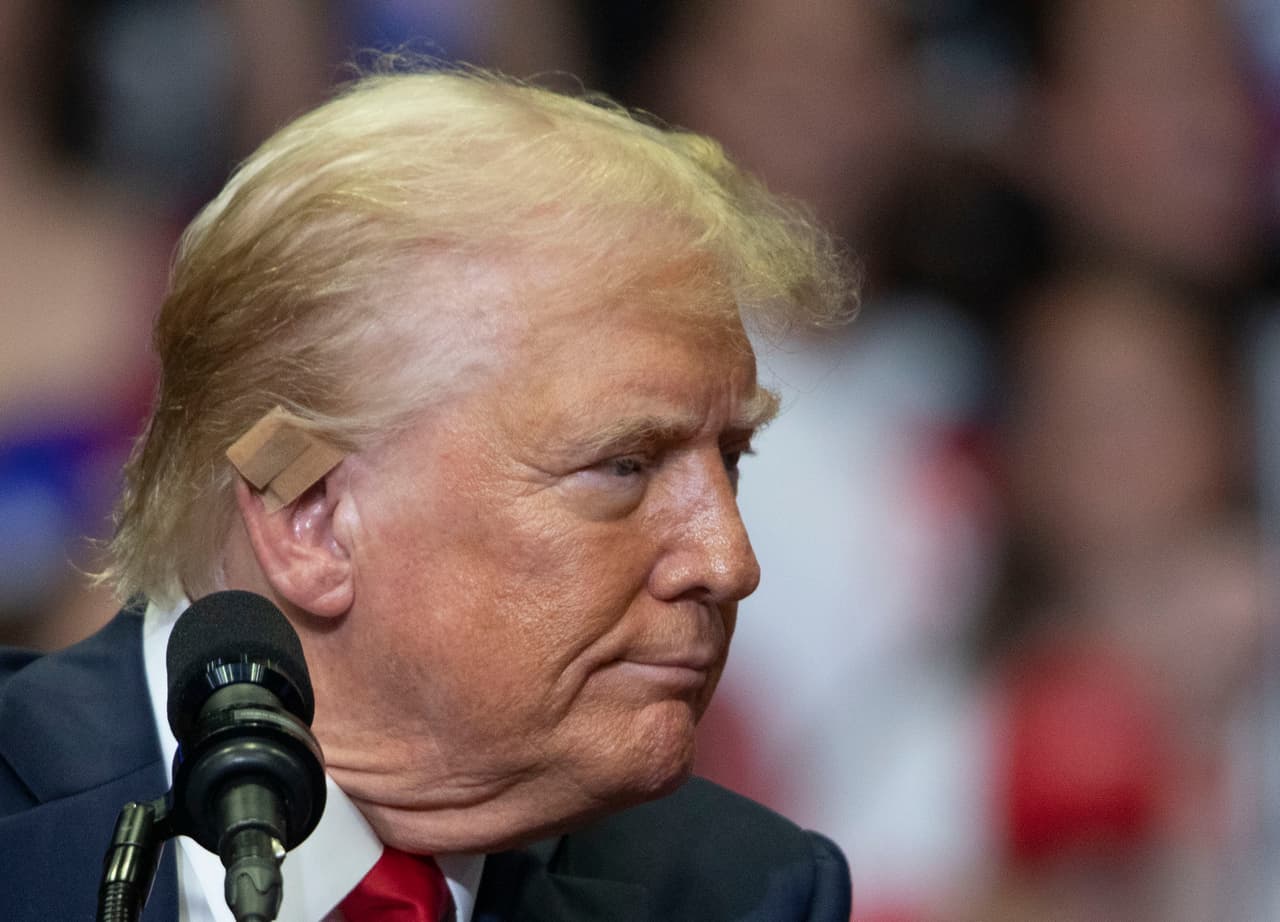 Mark Warner, senador de Virginia, enfatizó que “este noviembre debemos derrotar a Donald Trump y su agenda retrógrada”.