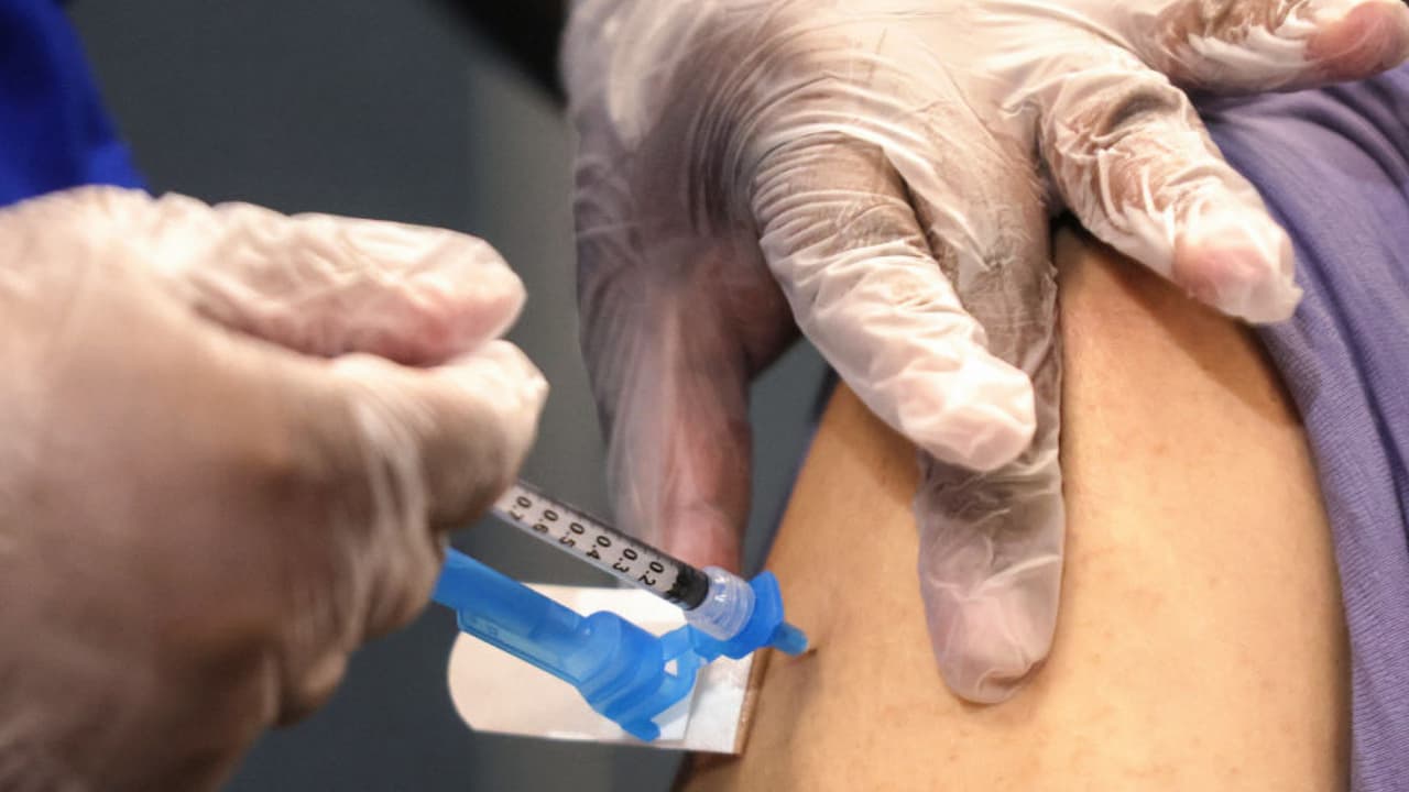 Pausaron los 
<i><b>centros de vacunación </b></i>en el aeropuerto O'Hare y Midway, en Englewood, Southshore y el programa 
<a href="https://www.chicago.gov/city/en/sites/covid-19/home/protect-chicago.html" target="_blank">Protect Chicago</a>. El sitio de United Center seguirá administrando vacunas Pfizer, a partir de la semana que viene. El 
<a href="https://www.univision.com/local/chicago-wgbo/condado-cook-detiene-uso-vacuna-johnson-johnson-tras-recomendacion-de-cdc-y-fda">departamento de Salud del condado Cook</a> también suspendió, de forma temporal, el uso de la vacuna hasta que la FDA y el CDC completen su revisión. Por su parte, la ciudad de Aurora canceló las 1,000 citas en su sitio de vacunación masiva, en el 970 N. Lake Street.