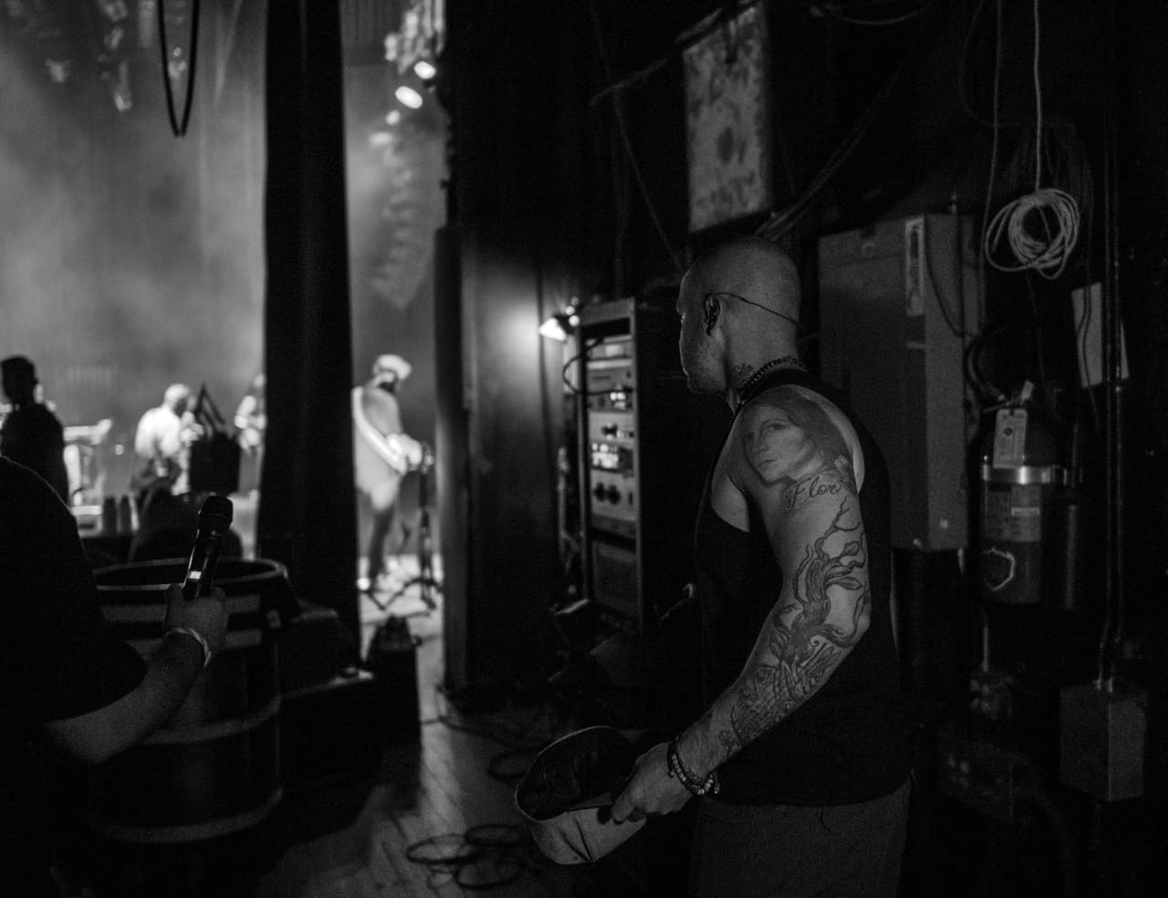 La banda ya en el escenario, Residente se acerca.