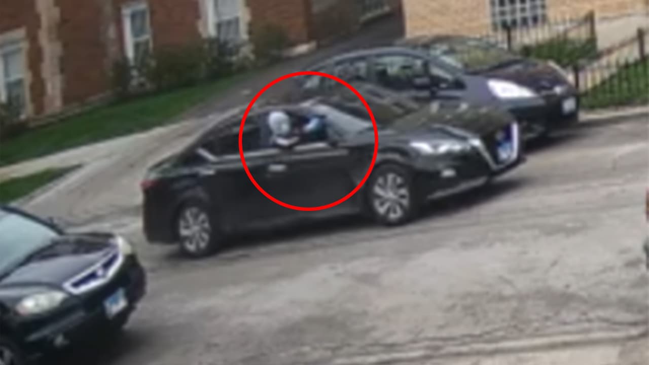 El sujeto buscado por la Policía viajaba como pasajero en el automóvil Nissan Altima negro.