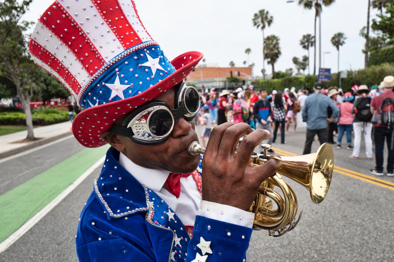 Desde muy temprano, este jueves 4 de julio los californianos se preparaban para celebrar el Día de la Independencia con desfiles, parrilladas y los tradicionales fuegos artificiales.
<br>
<br>Participante del desfile del 4 de Julio en la ciudad de Santa Monica, California.
<br>
