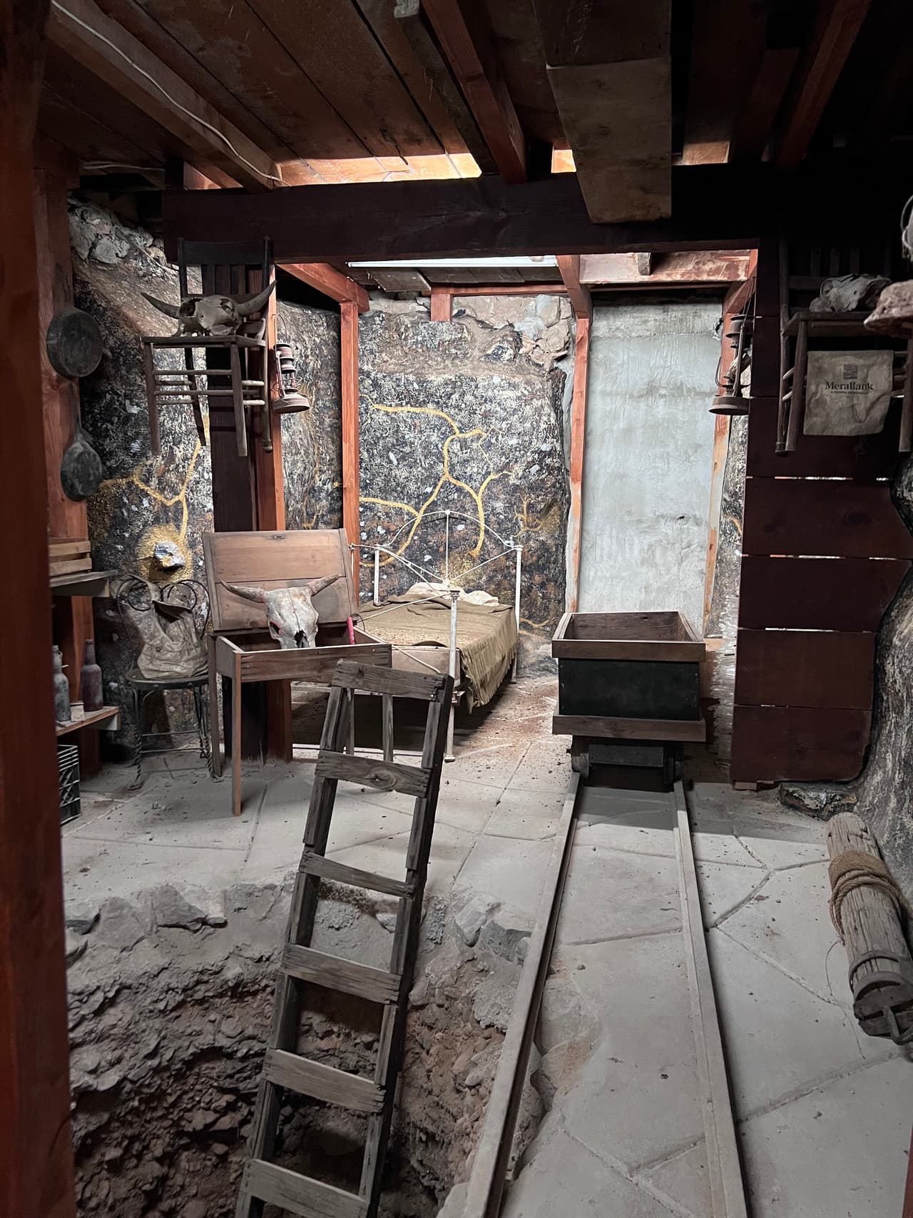 Este es un lugar subterrano que se encuentra debajo de unos de los restaurantes de la calle principal en Tombstone.