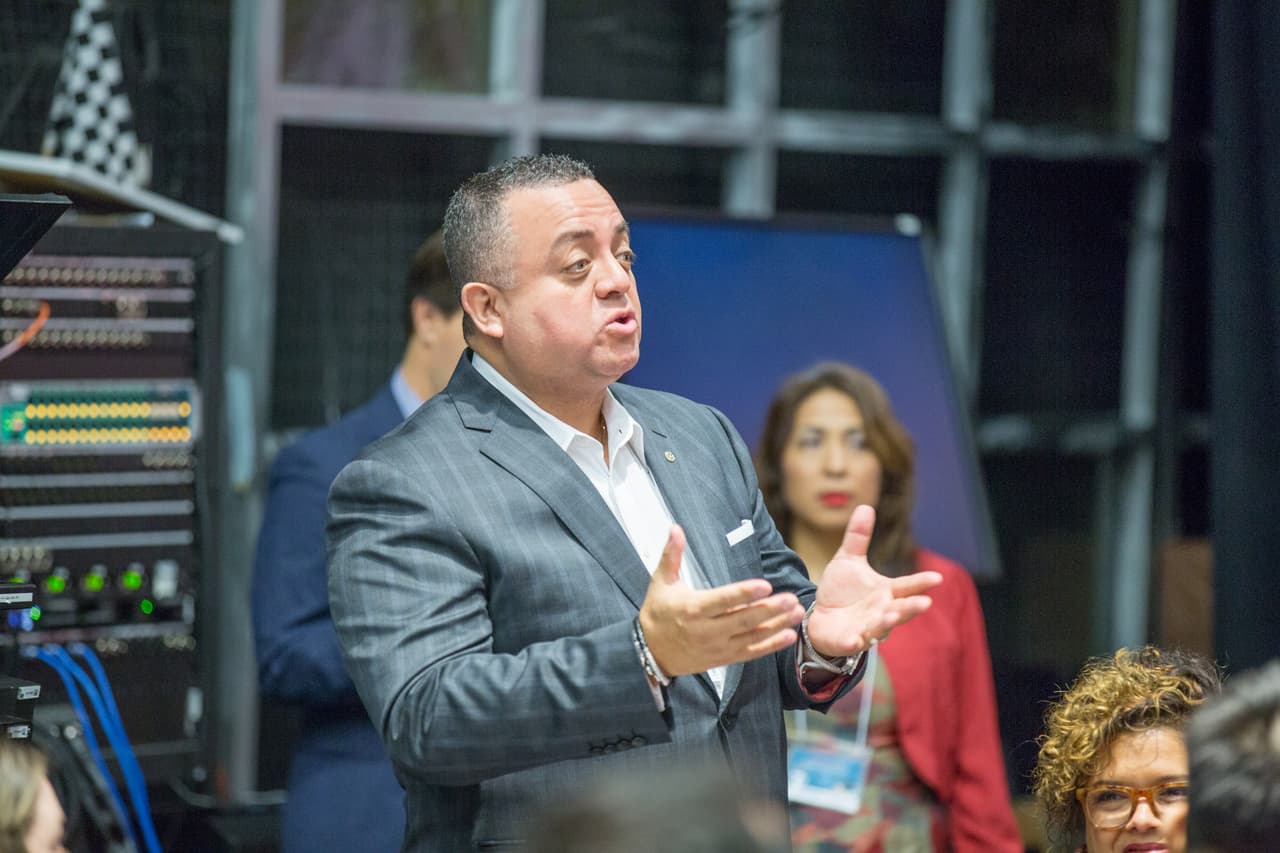 Juan García, de ACT Equity, participa en el evento de Nuestros Maestros. Encontrar la igualdad racial, social y económica en las escuelas es uno de los retos más importantes en la educación hoy en día, y los maestros latinos son un elemento clave en la solución.