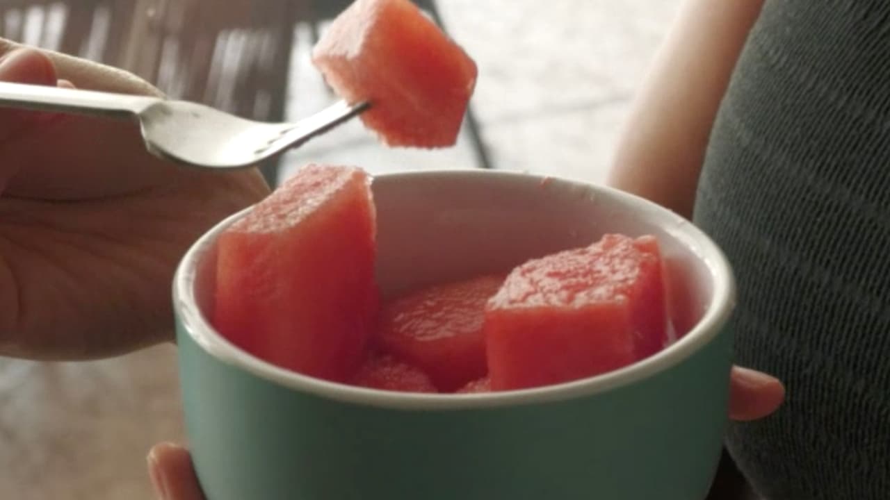 “Hay que tratar de comer alimentos como las frutas, y si no pueden comer las frutas enteras puede ser puré como el de manzana o de pera”, comentó el 
<a href="https://www.univision.com/local/houston-kxln/orina-remedio-covid-fotos">Dr. Martín Yudovich,</a> médico pediatra de Houston.