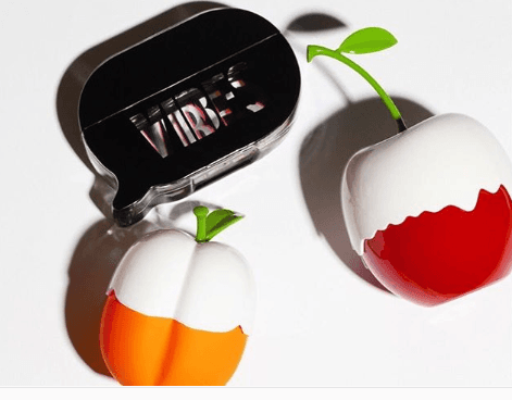 Kimoji Peach, Kimoji Cherry y Kimoji Vibes son el nombre de estos tres perfumes con las que Kim ganó 1 millón de dólares por minuto, aproximadamente.