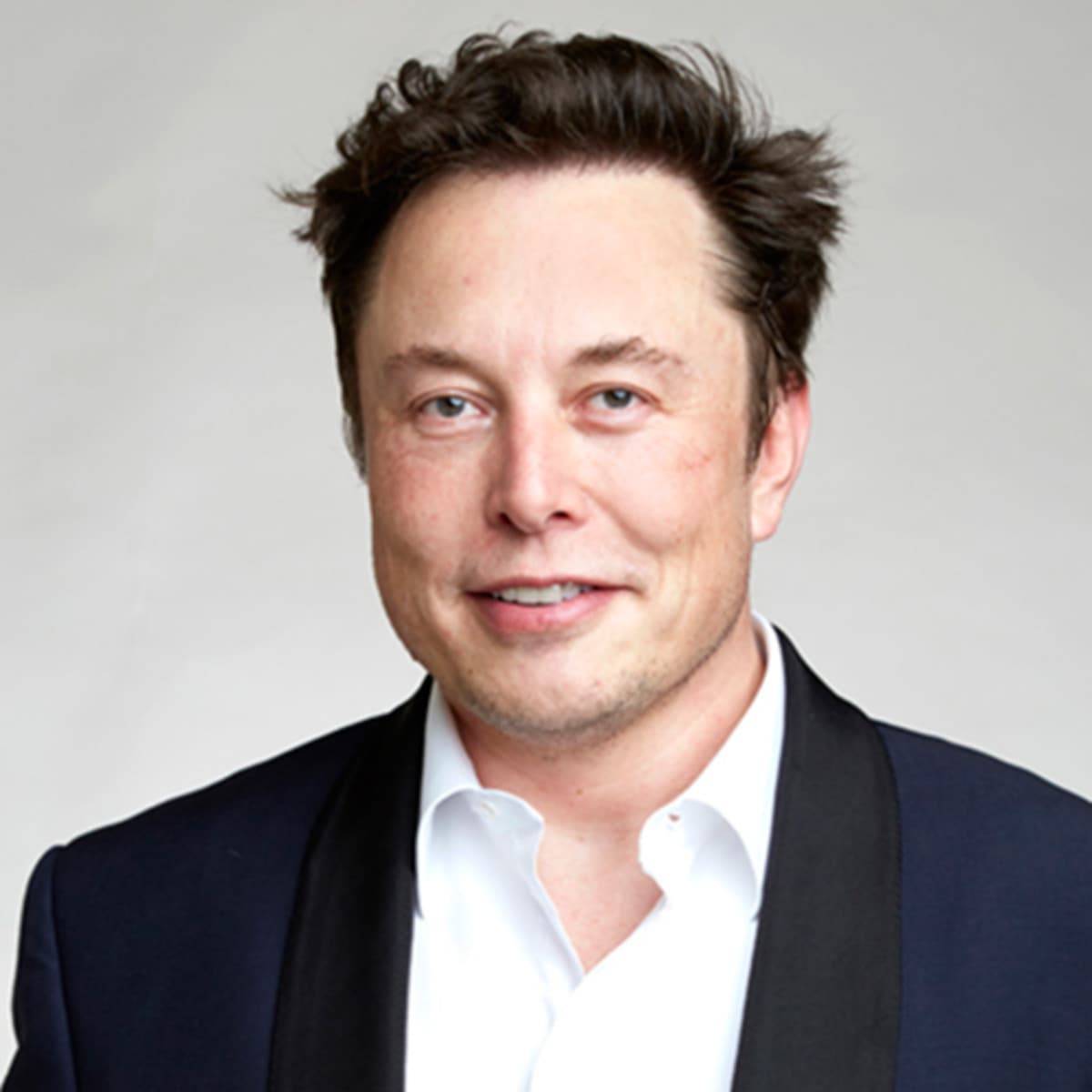 <b>Elon Musk</b> llegó a Tesla con $6.5 millones de los $7.5 millones que la nueva empresa buscaba para la primera etapa de inversión (Serie A). Desde el principio, Musk dejó clara su visión a largo plazo para el desarrollo de vehículos eléctricos económicos en masa. El plan consideraba empezar con el desarrollo de un modelo de lujo, para continuar con versiones más económicas.