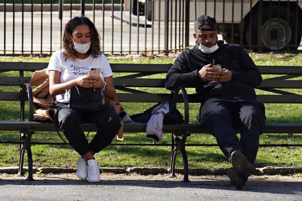 Dos personas con mascarillas en Nueva York.