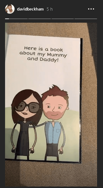 Hoja por hoja, David fue mostrando el obsequio en Instagram: "Aquí
<b>un libro acerca de mi mami y mi papi</b>", dice la primera hoja.