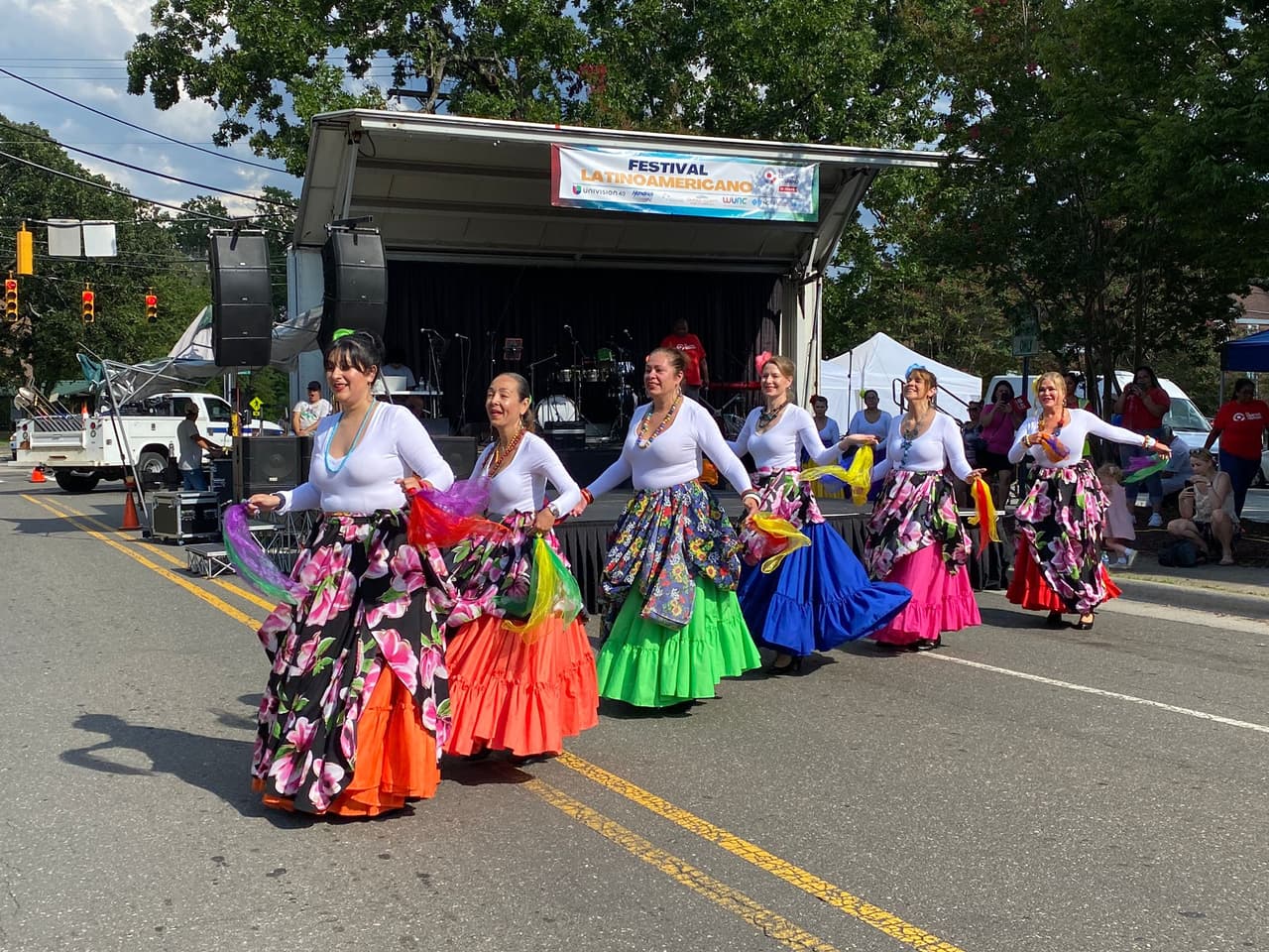 El Festival Latinoamericano ofrece una atmósfera vibrante de diversas culturas, música, comida y baile.
