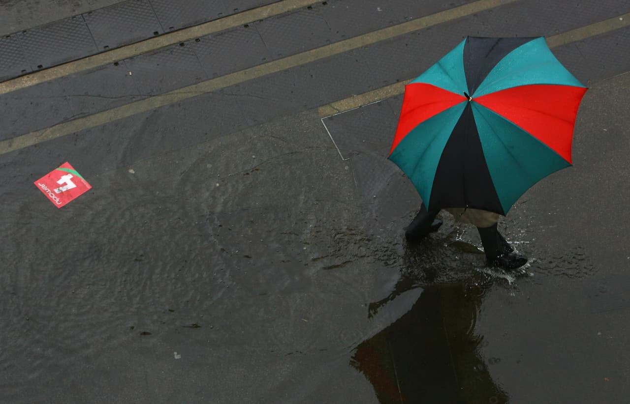 El Servicio Nacional de Meteorología aconseja a las personas salir de las áreas sujetas a inundaciones. Esto incluye depresiones, puntos bajos, zanjas de drenaje, cañones, lavados, etc. Evita las áreas que ya están inundadas, especialmente si el agua fluye rápido.