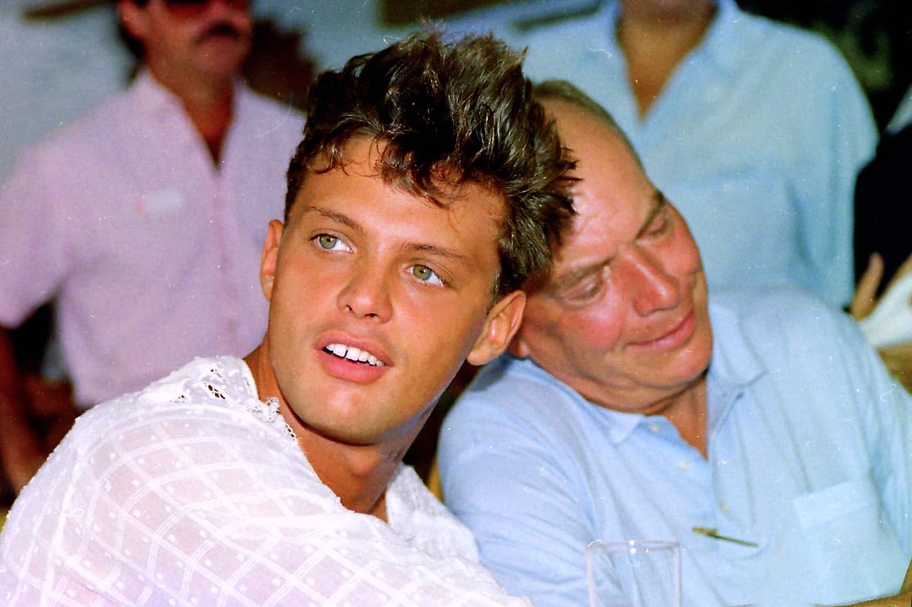 México, 1990, Luis Miguel lanzó su disco '20 años', del que se desprendía el tema 'Hoy el aire huele a ti'.