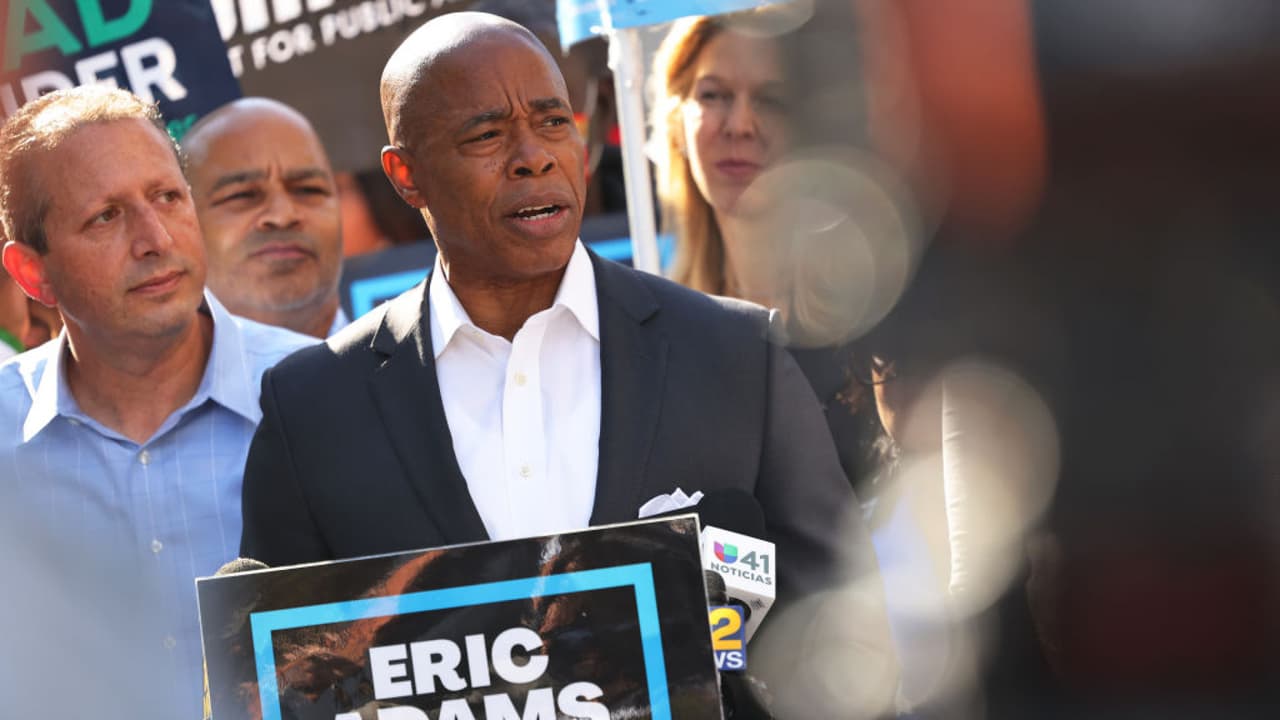 Eric Adams nombra vicealcalde a controversial exjefe de la policía y podría dar otro importante puesto a su hermano 
