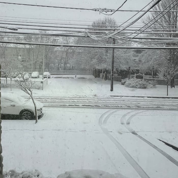 Hasta se reportan algunas fallas importantes en la energía, New Jersey tiene a más de 10,400 personas sin electricidad y 
<b>el condado de Orange reportó 2,145 hogares afectados</b>.