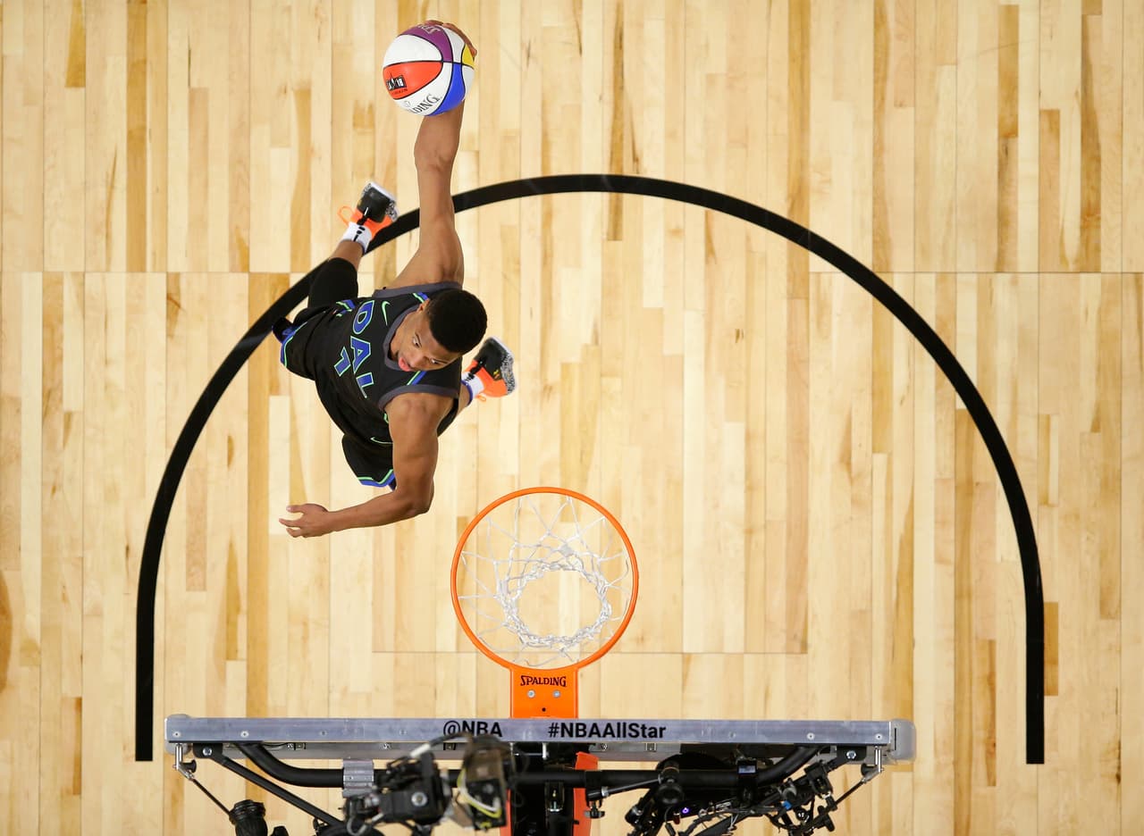 Donovan Mitchell, jugador del Utah Jazz, se convirtió en campeón del concurso de clavadas al vencer a Nance Jr. por 98-96. Te presentamos las mejores ejecuciones de la noche.