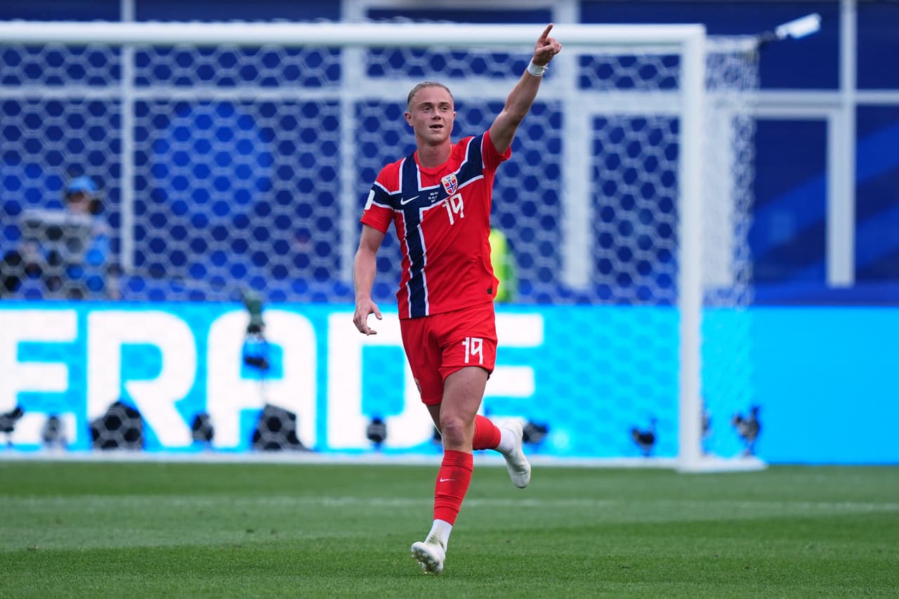Minuto 21 del partido: Thelo Aasgaard, impone el primer gol de Noruega en el partido.