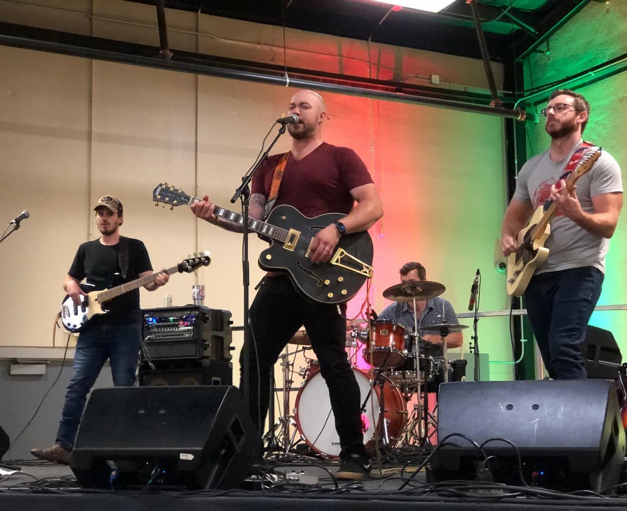 Cada sesión cuenta con bebidas artesanales de Carolina del Norte, vendedores locales, camiones de comida y música en vivo.