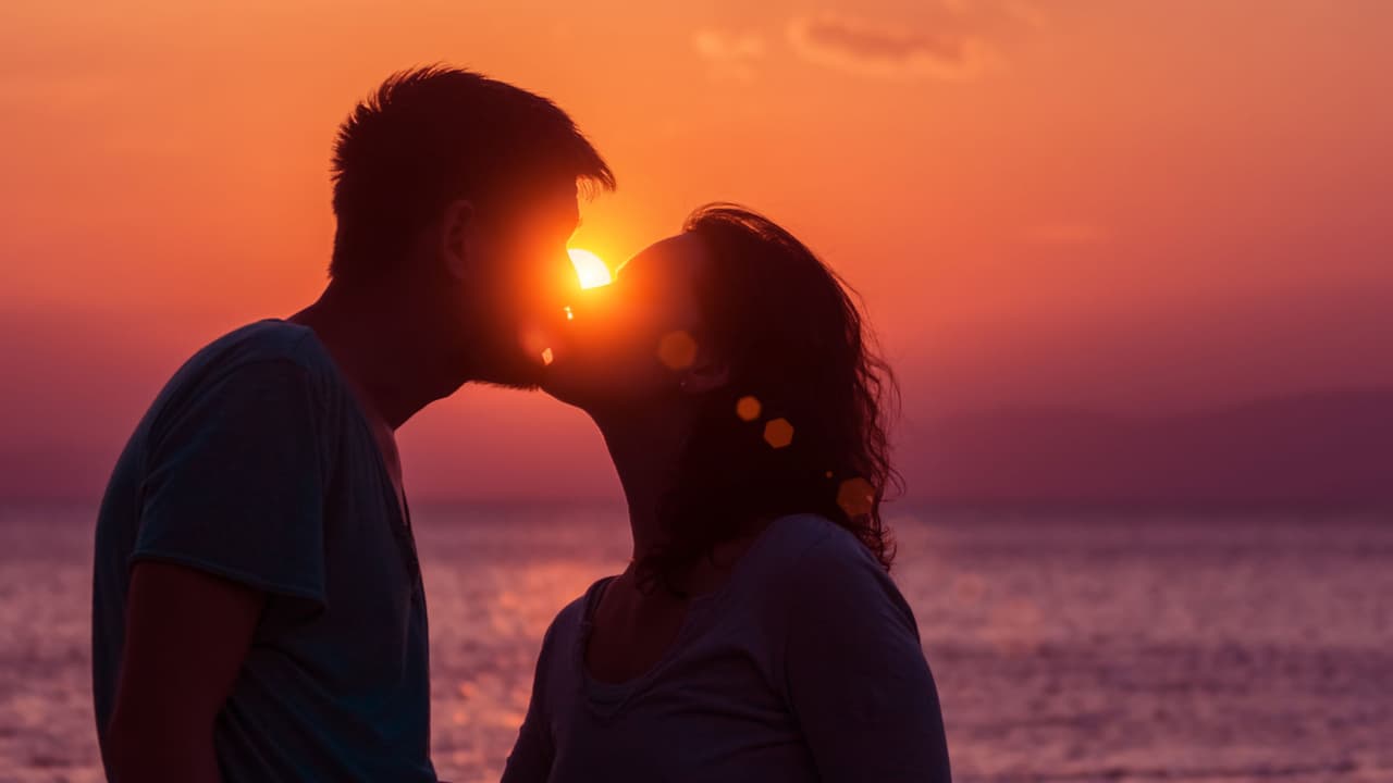 <b>LEO</b>
<br>Un Leo es tan apasionado que puede besar por horas y horas. Son bastante creativos y saben excitar de la mejor manera a su pareja. Es sexy y apasionado a morir pero con un toque divertido y entregado.