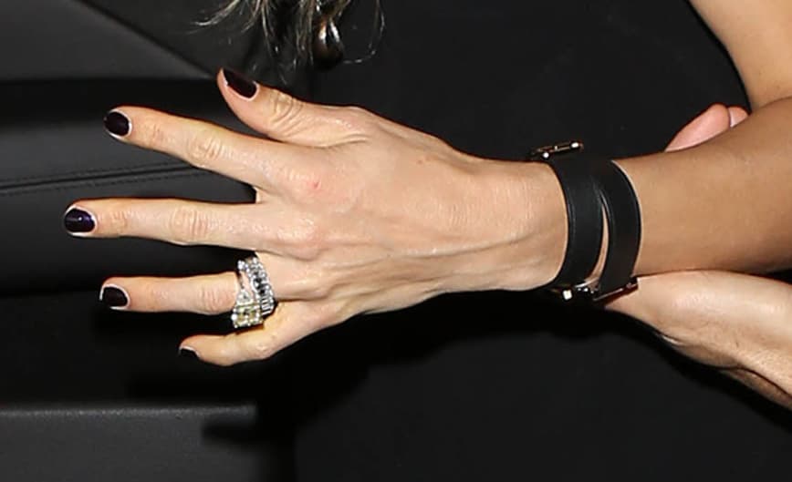 El anillo de diamantes quedó al descubierto cuando caminaban por Beverly Hills, tratando de ocultarse de los paparazzi tras salir de cena romántica.