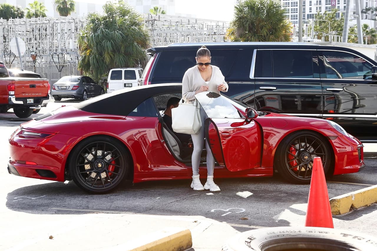 Los paparazzi los volvieron a ver usando el Porsche rojo el 9 de diciembre, cuando aprovecharon para felicitarla por haber sido nominada en la categoría de 
<b><a href="https://www.univision.com/famosos/estos-son-los-nominados-a-los-globos-de-oro-jennifer-lopez-aspira-a-uno-por-hustlers-fotos">Mejor actriz secundaria en los Golden Globes</a></b>, por su papel de Ramona en 'Hustlers'.