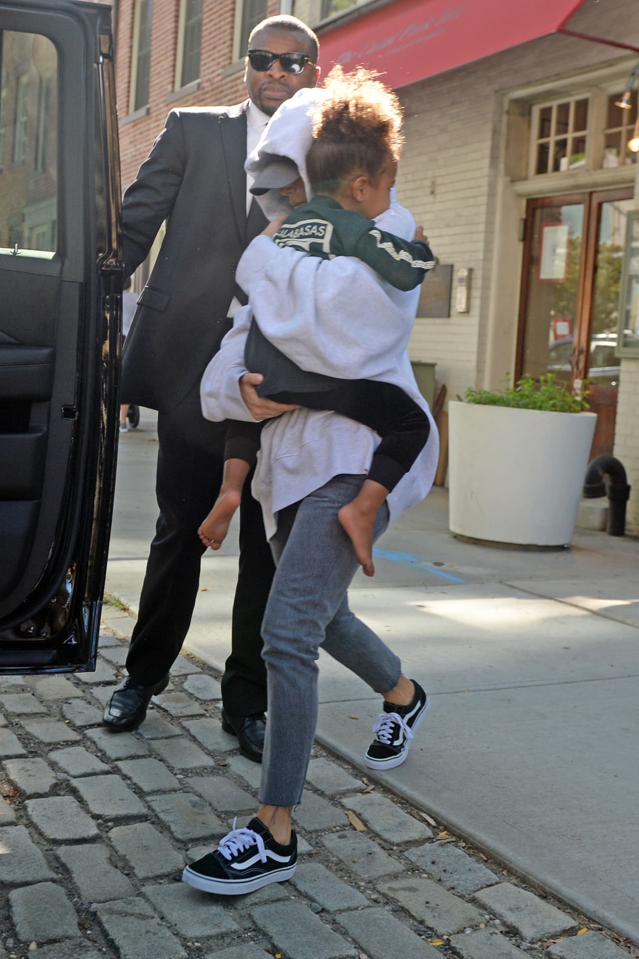 Kim iba muy normal en pants y sudadera, cubriéndose con un gorro, contrario a como siempre la vemos, bastante desvestida y queriendo llamar la atención.