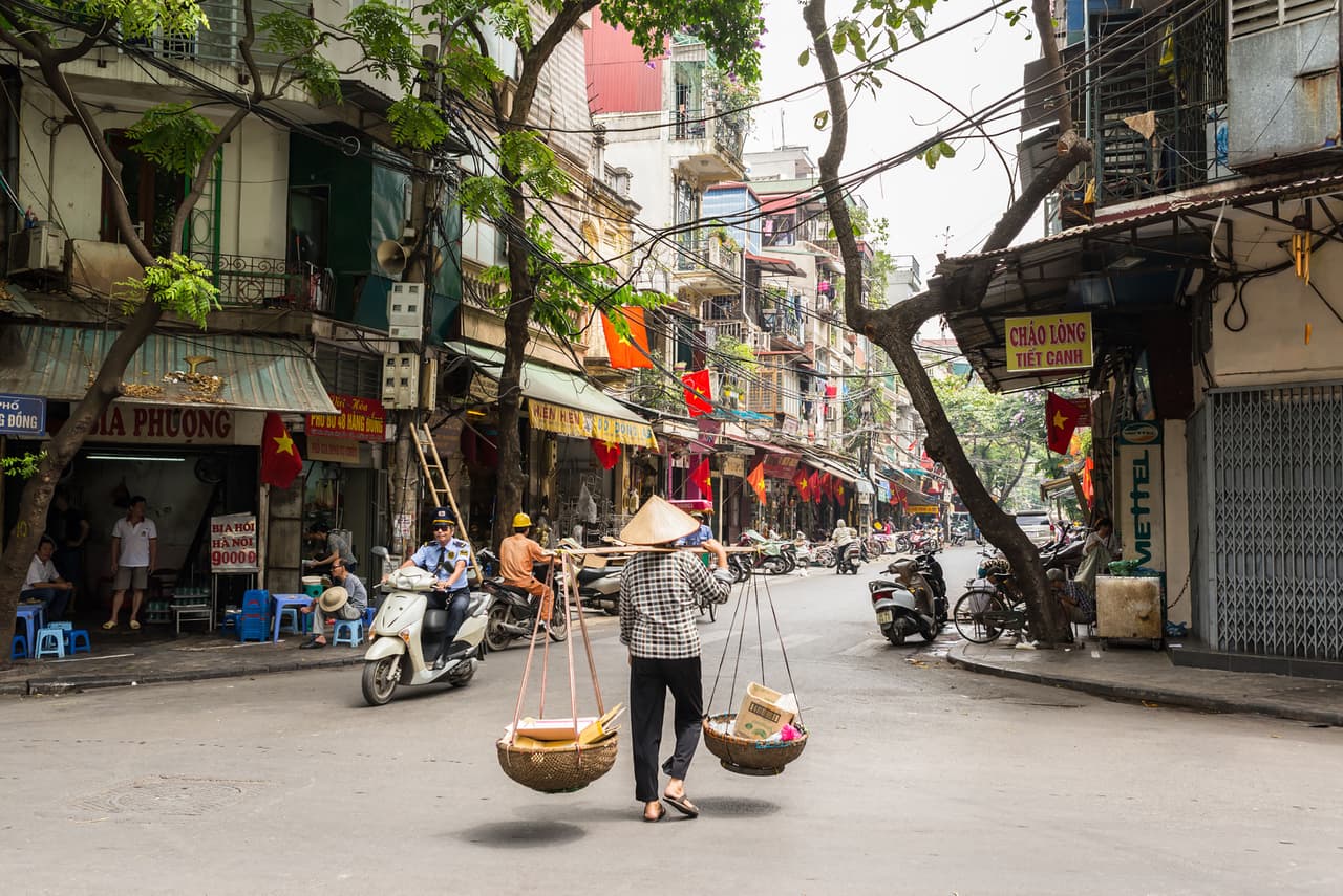 <b>Puesto 5. Hanoi</b>
<br>
<br>La capital de Vietnam ofrece un clima hermoso en invierno, ya que las temperaturas diurnas se mantienen entre los 60 y 70 grados Fahrenheit y no es probable que llueva. Podrá visitar el Templo de la Literatura y disfrutar para la cena de un plato humeante de pho (el tipo de sopa de fideos más popular de Vietnam).
<br>
<br>Una visita de invierno también brinda la oportunidad de experimentar algunos de los mejores eventos de Hanoi, como el Festival Tet (que celebra el año nuevo lunar vietnamita cada enero o febrero) y el Festival de la Pagoda del Perfume (una peregrinación budista que tiene lugar cada febrero).
<br>