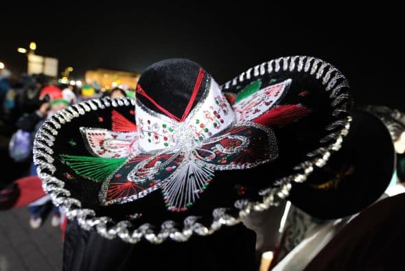 Ya sea que uses uno de mariachi o uno que diga "Viva México Cab...", estarás muy a tono.