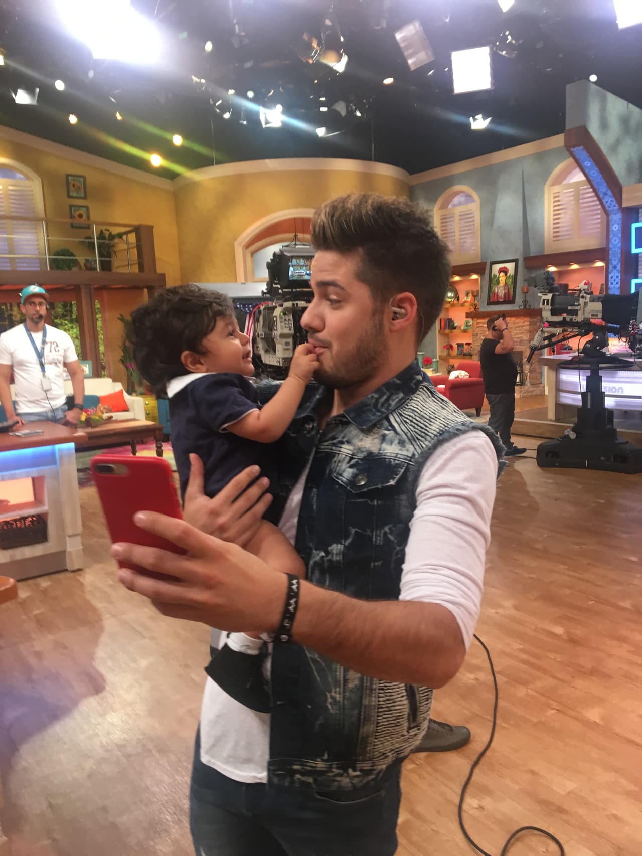 Baby Joshua quedó fascinando con las muecas que le hacía su tío William Valdés.