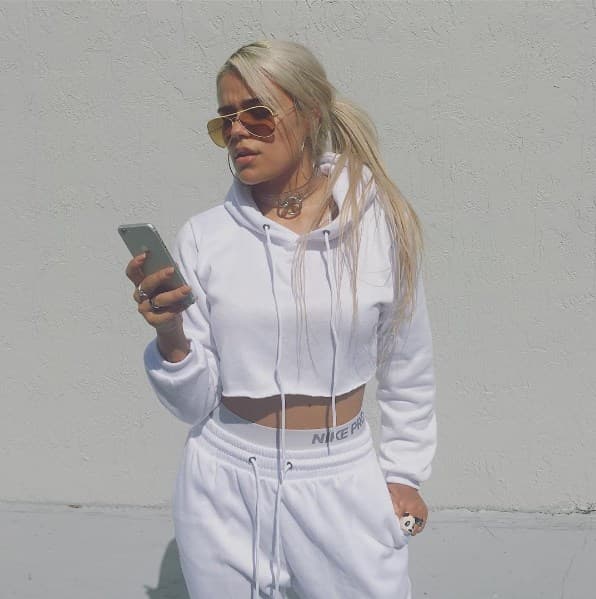 Durante las eliminatorias en el concurso 
<i>Factor XS</i>, Mauricio Pabon, gerente general de Flamingo Records Colombia la selecciono para firmar un contrato.