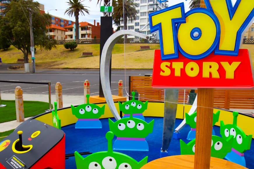 La aventura por el mundo de Pixar toma alrededor de 1,5 a 2 horas en completar si es un grupo de cuatro personas.