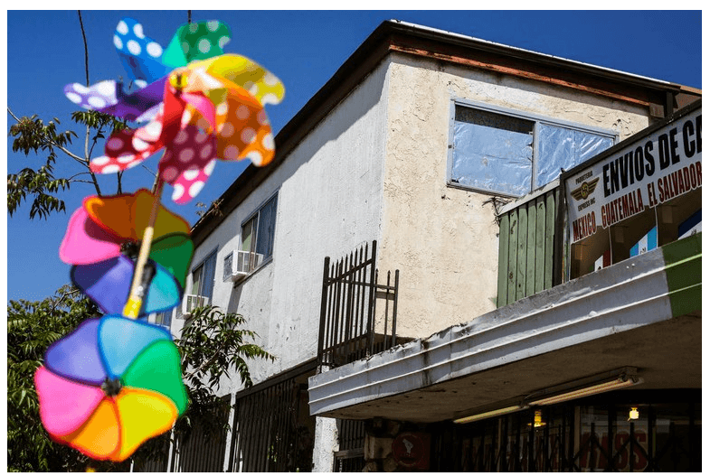 Papel de aluminio cubre las ventanas en el complejo de apartamentos donde Marcela Herrera vive con su familia en Los Ángeles, California. El papel de aluminio es una forma que utiliza la familia para intentar disminuir el calor en su hogar.