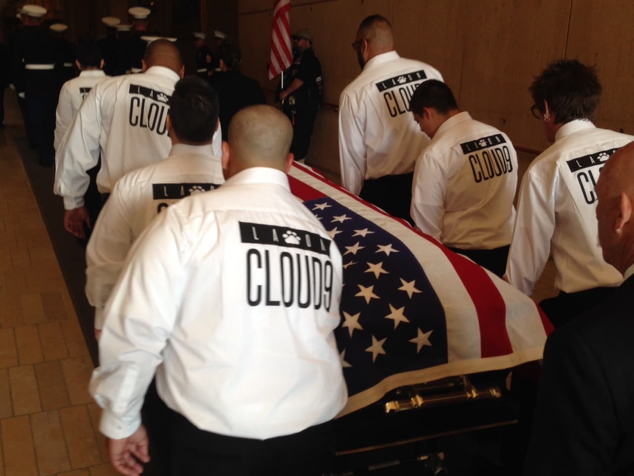 Los compañeros de Carlos Segovia en la organización de voluntarios L.A. on Cloud9 llevaron el féretro hasta el interior de la catedral.