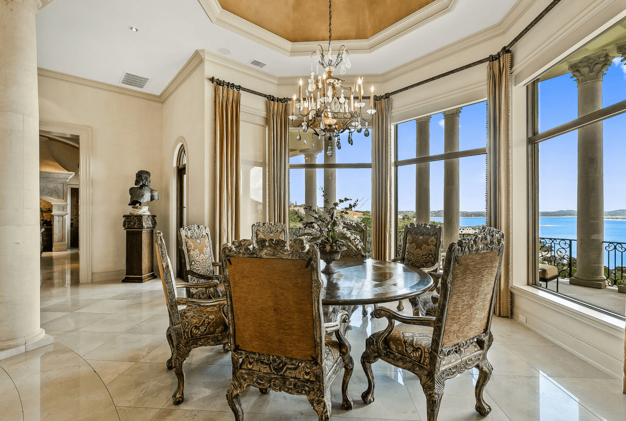 Según el informe, en marzo de 2022, el precio promedio de una vivienda en la ciudad de Austin se disparó a un récord de $624,000. Esa cifra es más del 22 por ciento desde marzo de 2021, cuando el precio medio de la vivienda en la ciudad alcanzó un récord de $515,000.