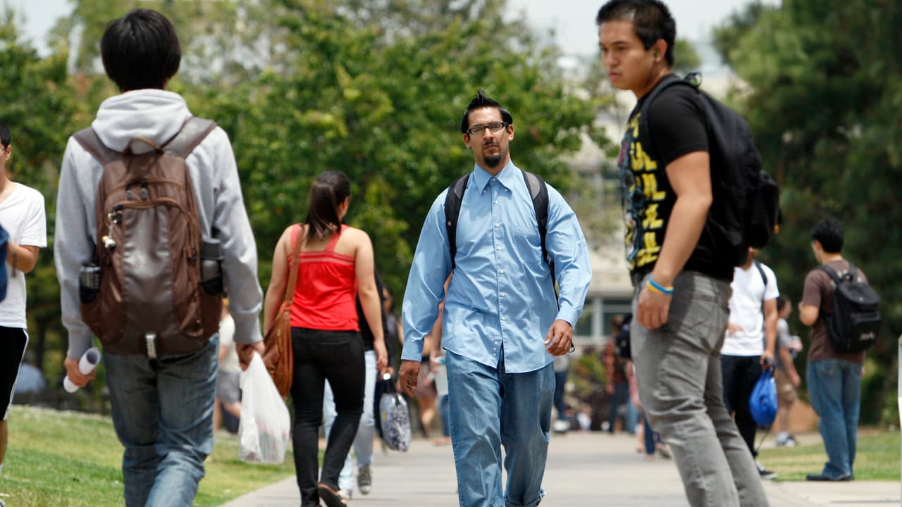 El promedio de deuda estudiantil en Illinois es de $29,214 por persona que sigue debiendo; en Nueva York es de $30,931; en Texas de $26,824; Florida, $24,041; y en California es de $22,785, según cifras de 
<a href="https://ticas.org/posd/map-state-data" target="_blank">The Institute for College Access & Success</a>.