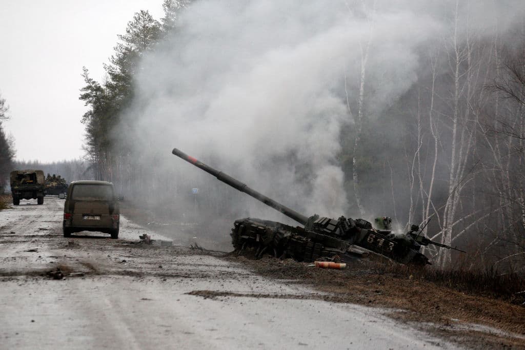 Un tanque ruso destruido por fuerzas ucranianas en una vía de la región de Lugansk, el pasado 26 de febrero de 2022.